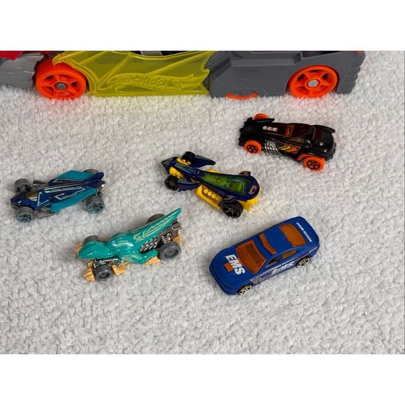 Hot Wheels Dragon Launch & Shark Chomp Transporters With 5 Cars - Picture 2 of 9
